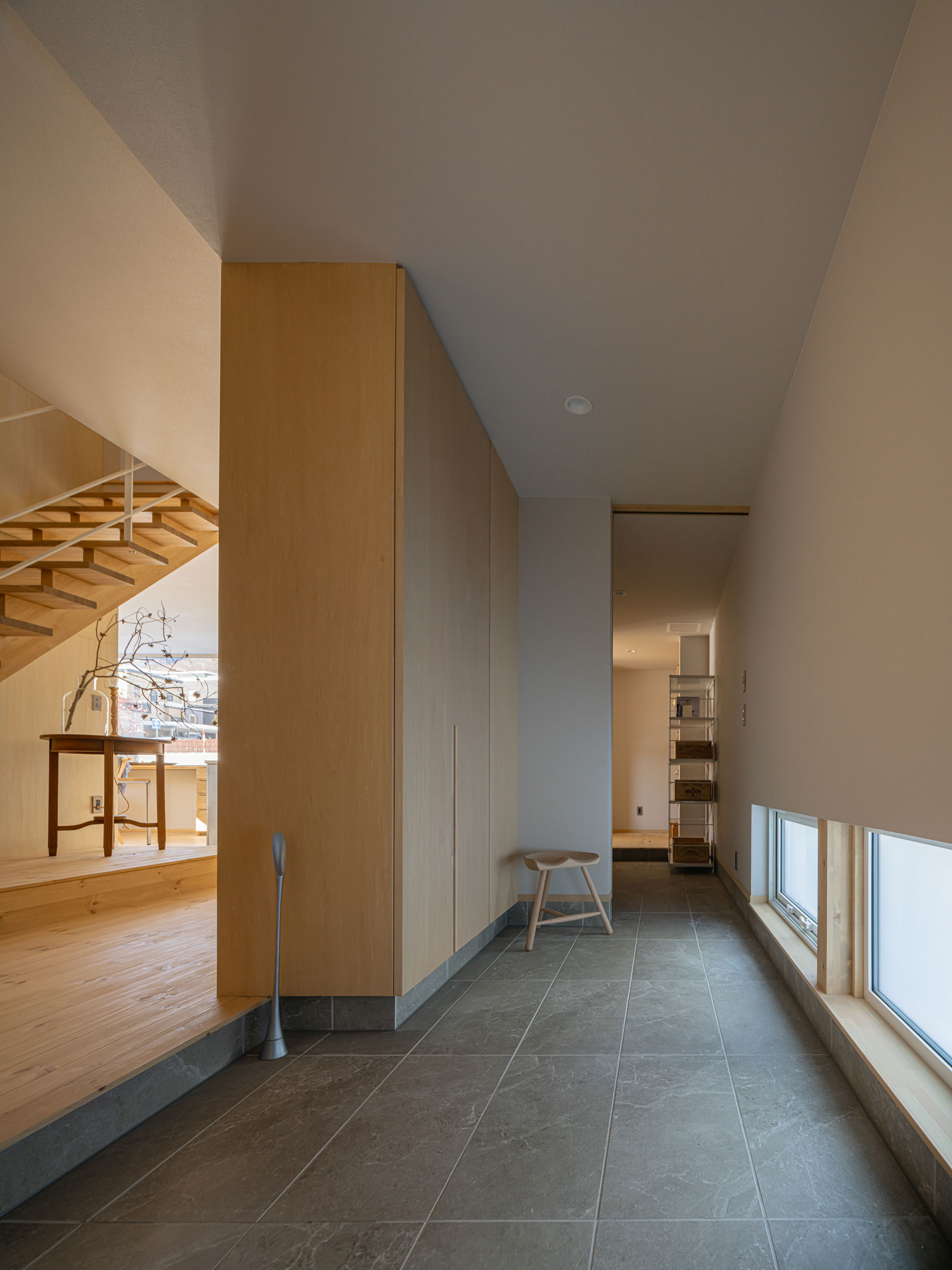 玄関から土間続きのバックヤードはキッチンまで繋がっている便利な家事動線